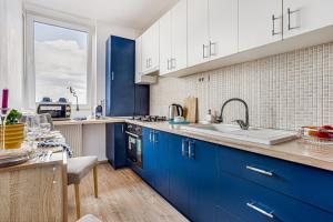 A kitchen or kitchenette at Dodi Blue Apartament