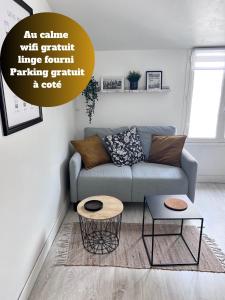 una grafica di un soggiorno con divano e connessione Wi-Fi online di Le gargantua, appartement à 500m du château a Chinon