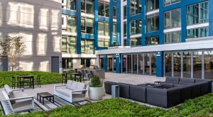 un patio frente a un edificio con sillas y mesas en Bachelorette Suite en Washington