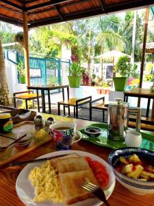 einen Tisch mit einem Frühstücksteller darauf in der Unterkunft Peacock Villa Marari Beach in Mararikulam