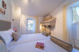 1 Schlafzimmer mit 2 Betten und einem Kamin in der Unterkunft Apartment Roman Heritage in Split
