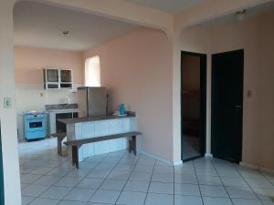 皮烏馬的住宿－Hospedagem Familiar，厨房配有桌子和冰箱