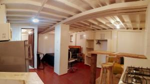 uma cozinha e uma sala de estar com uma mesa em Aparta Estudios en la Plaza de Toros em Bogotá