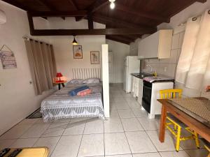 una cocina con 2 camas y una mesa. en Apto com A/C, ultra wi-fi Avaliações 4,9! *****, en Florianópolis