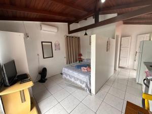 Habitación con cama y escritorio con TV. en Apto com A/C, ultra wi-fi Avaliações 4,9! *****, en Florianópolis