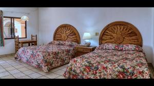 Una cama o camas en una habitación de Los Barriles Hotel
