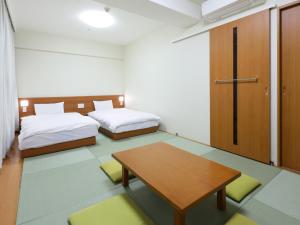 Dormy Inn Kanazawa Natural Hot Spring客房内的一张或多张床位