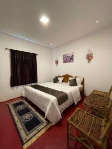 Giường trong phòng chung tại Sandy Holiday Home 5 Bhk +10 ảnh