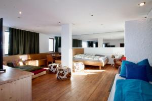 sala de estar amplia con cama y sala de estar. en Skilounge Zürs direkt beim Skilift, en Zürs am Arlberg