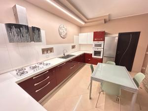 a kitchen with a table and a counter top at Alloggio Olimpico PalaAlpitour in Turin