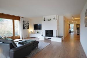 TV a/nebo společenská místnost v ubytování Sonniges Haus bei Bern