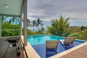 Bazén v ubytování Family Friendly - Luxo, Piscina Privada e Vista para o Mar! nebo v jeho okolí