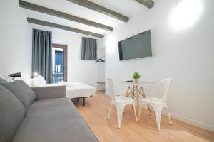 sala de estar con sofá y mesa en ESTUDIO ROMAN & CATHEDRAL EXPERIENCe, en Tarragona