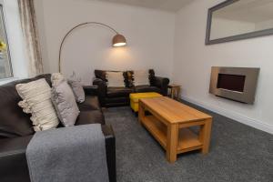sala de estar con 2 sofás y TV en Dwellcome Home Ltd 3 Bedroom Boldon House - see our site for assurance, en Boldon