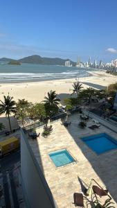 Blick auf den Strand vom Balkon eines Hotels in der Unterkunft Apartamento Frente Mar Bc 704 in Balneário Camboriú