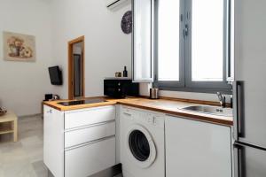 kuchnia z pralką i zlewem w obiekcie Casa Palacio -Sanlúcar- w mieście Sanlúcar de Barrameda