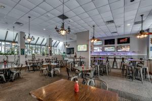 un restaurant avec des tables et des chaises et un bar dans l'établissement Blue Water Oceanview, 15th floor, à Myrtle Beach