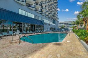 une piscine devant un immeuble dans l'établissement Blue Water Oceanview, 15th floor, à Myrtle Beach
