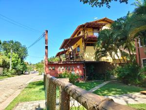 uma casa ao lado de uma rua com uma cerca em Flat Sol do Ipanema em Itacaré