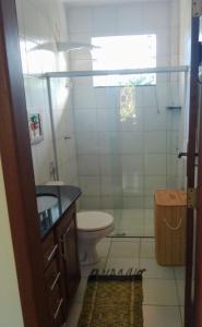 um banheiro com vaso sanitário e box de vidro em Flat Sol do Ipanema em Itacaré mais 28 fotografias