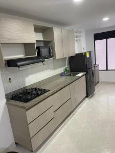 Virtuvė arba virtuvėlė apgyvendinimo įstaigoje Apartamentos amueblados, zona céntrica-Cisneros- antioquia