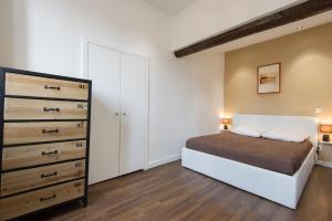 1 dormitorio con 1 cama y vestidor en Studio Cassini, en Niza