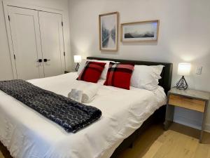 Postel nebo postele na pokoji v ubytování Tremblant Luxe 3BR Pet-friendly, Entertainment!