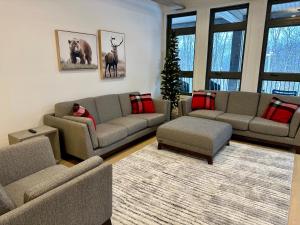 Posezení v ubytování Tremblant Luxe 3BR Pet-friendly, Entertainment!