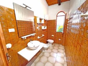 CodaruinaにあるVilla La Rosa dei Ventiのバスルーム(洗面台、トイレ付)