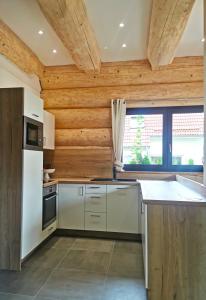 Kuchyň nebo kuchyňský kout v ubytování DAS Chalet mit Schlossblick in Wernigerode