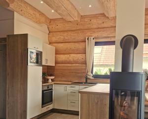 Kuchyň nebo kuchyňský kout v ubytování DAS Chalet mit Schlossblick in Wernigerode