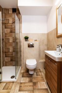 ein Badezimmer mit Toilette, Dusche und Waschbecken in der Unterkunft MAESTRIA POLANICA in Polanica-Zdrój + 28 Fotos