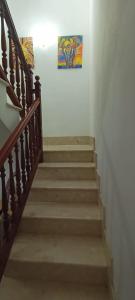 un conjunto de escaleras con una pintura en la pared en Casa Vitoria, en Monroyo