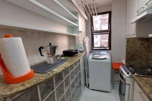 uma cozinha com um balcão e comodidades para preparar café em Apartamento aconchegante. no Rio de Janeiro