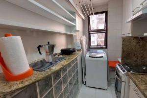 Una cocina con una encimera y una cafetera encima. en Apartamento aconchegante., en Río de Janeiro