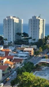 uma cidade com edifícios altos e uma rua com carros em Apartamento aconchegante. no Rio de Janeiro