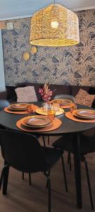 uma mesa preta com pratos na sala de estar em Stuga utanför Skövde 3 em Skövde