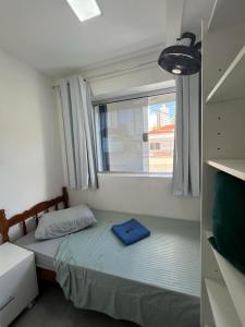 a small bedroom with a bed with a window at Casa de Mainha - Vila Mariana - unidade 2 in Sao Paulo