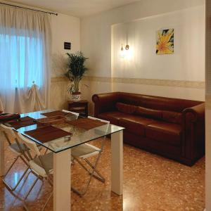 un soggiorno con un divano e un tavolo di Appartamento Levante a Bari