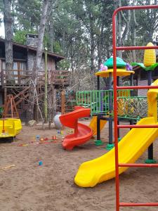 un parque infantil con un tobogán amarillo en Mecohue en Costa del Este