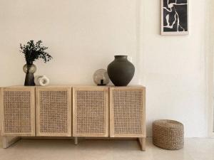 une table avec un vase assis au-dessus dans l'établissement Apulian Vibes modern villa, à Ostuni 20 autres photos