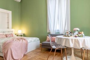 a bedroom with a bed and a table and a chair at Studio liberty a 100 metri dalle mura in Bassano del Grappa