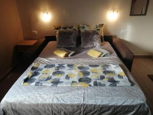 1 dormitorio con 1 cama con edredón en Apartments Željka-Dobrota, en Kotor
