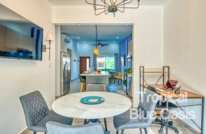 ein Esszimmer und ein Wohnzimmer mit einem Tisch und Stühlen in der Unterkunft Tropical Blue Oasis in Puntarenas