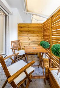 Foto dalla galleria di Lux studio 12 with yard in the heart of Athens ad Atene