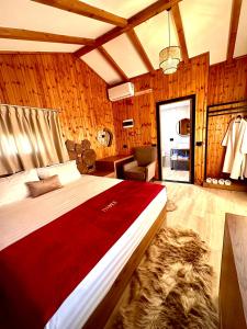 sypialnia z dużym łóżkiem w pokoju w obiekcie Flumen Park w Tiranie