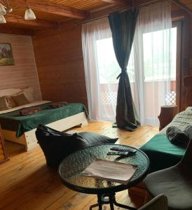 un soggiorno con divano e tavolo di Готель Bliznuky a Vorokhta