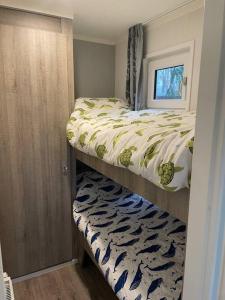 a bedroom with a bunk bed and a window at Chalet vakantiepark Beekbergen in Beekbergen +19 photos
