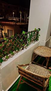 a wicker chair sitting on a balcony with a plant at Appartement moderne à louer in Mansouria