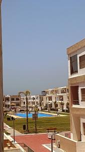 een uitzicht op een appartementencomplex met een park bij Appartement moderne à louer in Mansouria